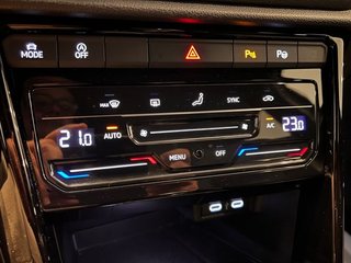 Volkswagen T-Roc R-LINE TSI 150cv MOD.2024. SOLO 34.000km