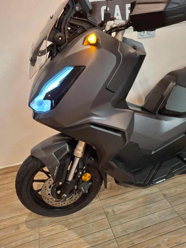 Honda ADV 350 Maxi Scooter Negra/Gris