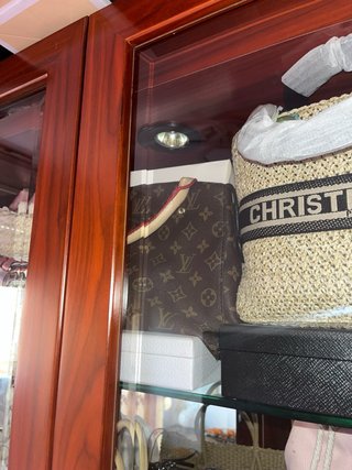Vitrina de madera y cristal