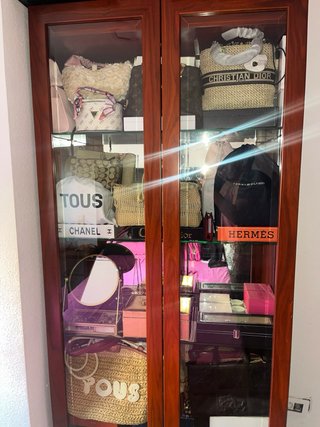 Vitrina de madera y cristal