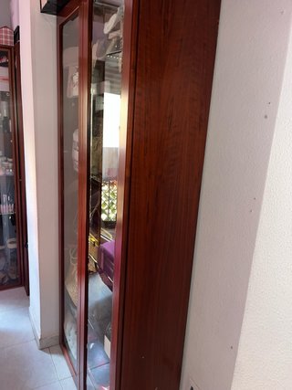 Vitrina de madera y cristal