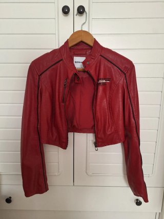 Chaqueta corta cuero Bershka roja mujer