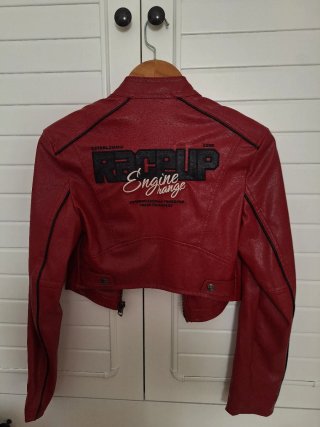 Chaqueta corta cuero Bershka roja mujer