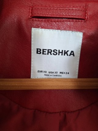 Chaqueta corta cuero Bershka roja mujer