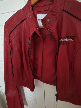 Chaqueta corta cuero Bershka roja mujer