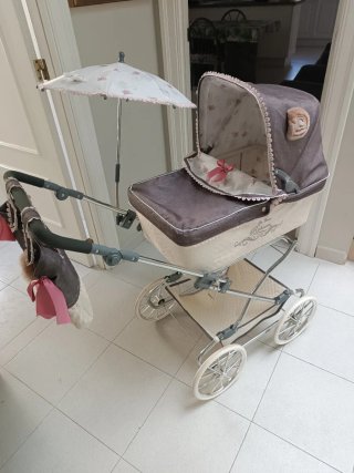 Carrito de muñecas vintage con sombrilla