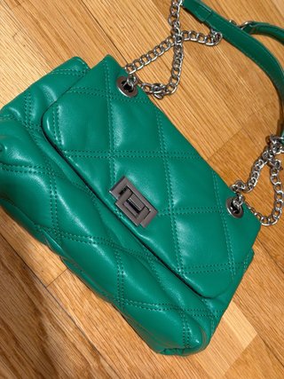 Bolso verde acolchado con cadena