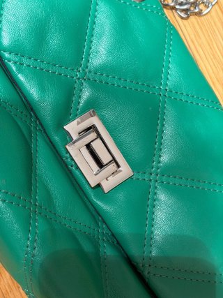 Bolso verde acolchado con cadena