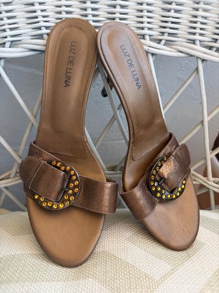 Zapatos tacón dorados LUZ DE LUNA hebilla