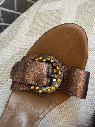 Zapatos tacón dorados LUZ DE LUNA hebilla