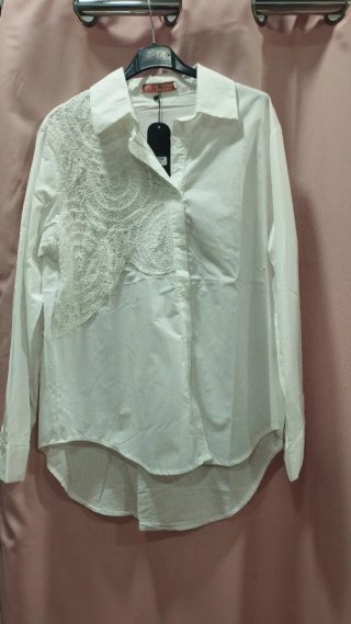 Camisa blanca con bordado