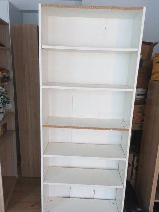 URGE POR MUDANZA.Estantería blanca de madera