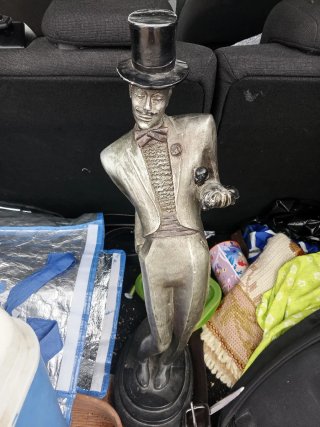 Figura de hombre con sombrero de copa