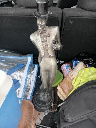 Figura de hombre con sombrero de copa