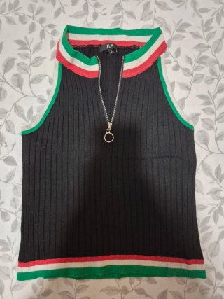 Blusa ELA negra con cremallera y cuello deportivo