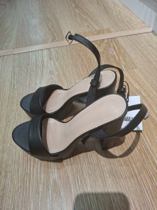 Sandalias negras de tacón