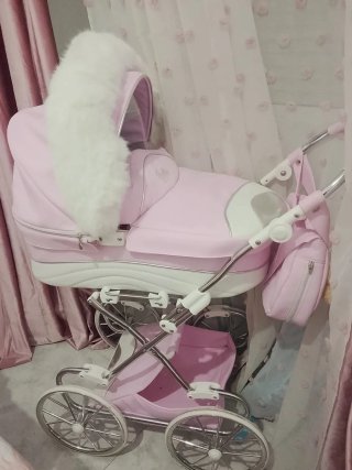 Carrito de bebé rosa para muñecas