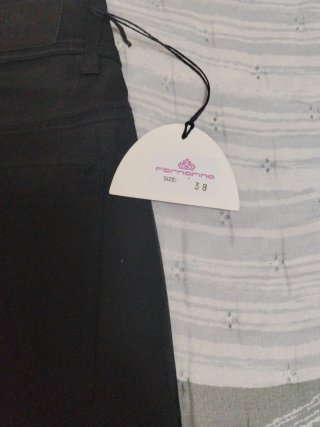 Pantalón Fornarina raso con etiqueta