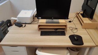Mesa escritorio madera y cajonera blanca