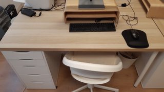 Mesa escritorio madera y cajonera blanca