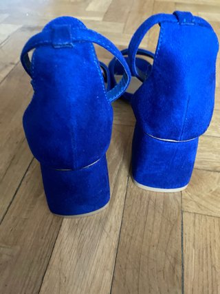 Sandalias rojas y azules