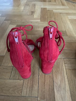 Sandalias rojas y azules