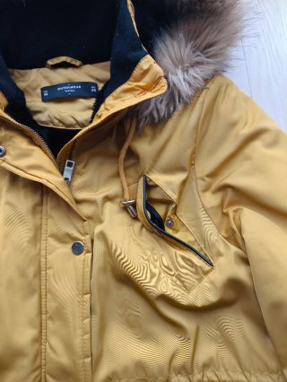 Cazadora parka amarilla con capucha