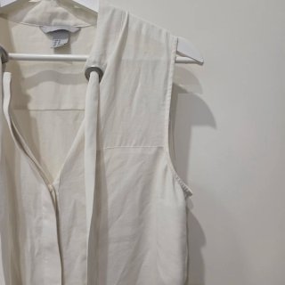 Blusa H&M sin mangas lazo cuello