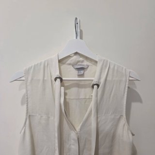 Blusa H&M sin mangas lazo cuello