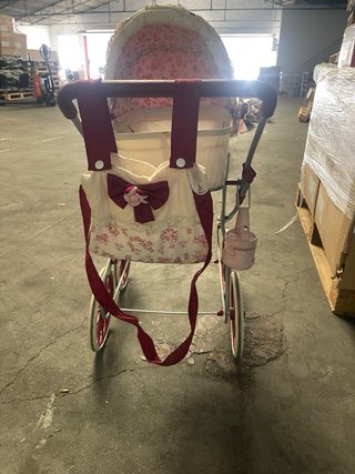 Cochecito de muñecas rosa y blanco