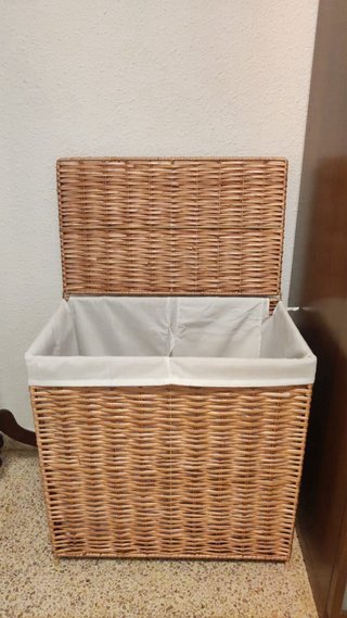 Cesto NATTGIBA IKEA de mimbre con forro de tela