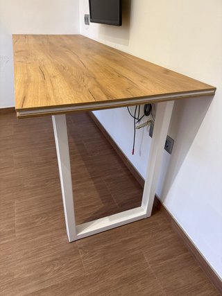 Escritorio madera y metal con estantería