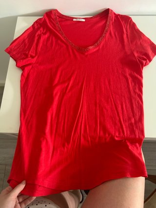 Camiseta Promod roja con escote adornado