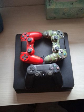 PS4 Slim Nera + 2 Controller (Rosso e Camouflage)