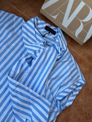 Blusa Zara con lazada rayas azul y blanco