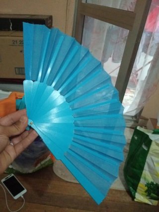 Abanico azul de papel y plástico