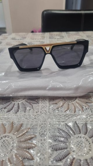 Gafas de sol Louis Vuitton negras y doradas