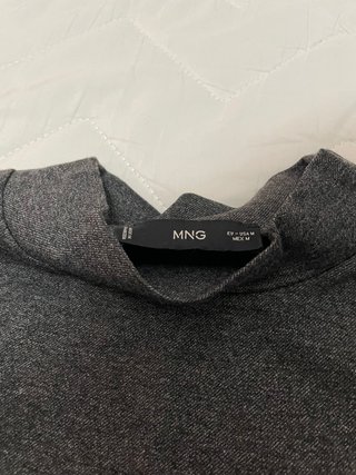 Top Mango cuello alto sin mangas gris