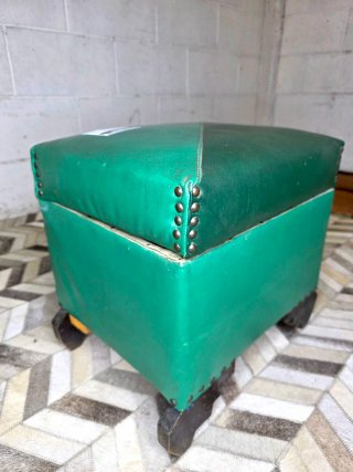 Puf Art Déco verde y madera oscura