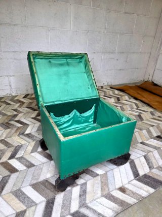 Puf Art Déco verde y madera oscura