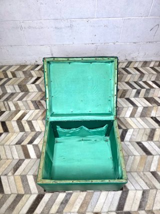 Puf Art Déco verde y madera oscura