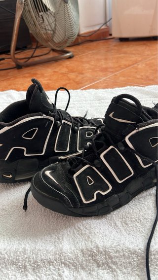 Nike Air Zapatillas Deportivas Negras y Doradas