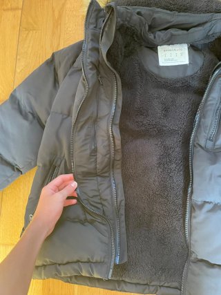 Chaquetón negro con capucha de pelo