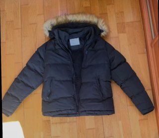Chaquetón negro con capucha de pelo