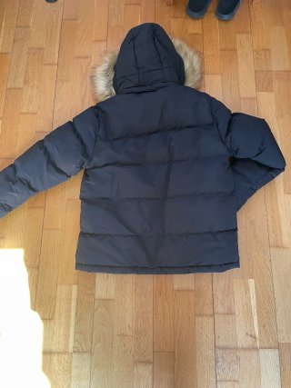 Chaquetón negro con capucha de pelo