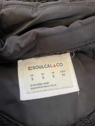 Chaquetón negro con capucha de pelo
