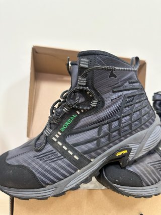 Botas de montaña Boreal negras y grises
