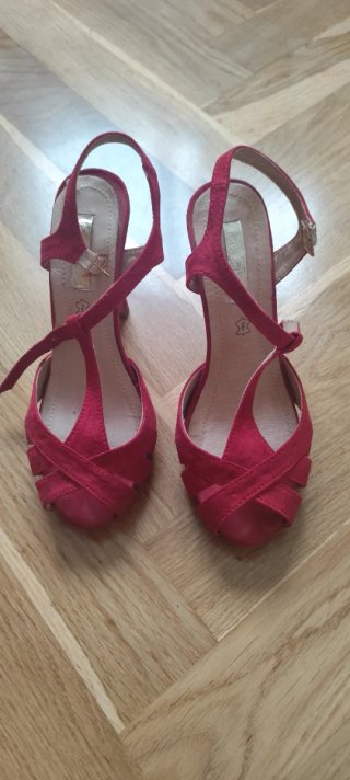 Sandalias de piel rojas tacón