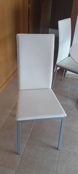 Mesa redonda blanca con 4 sillas