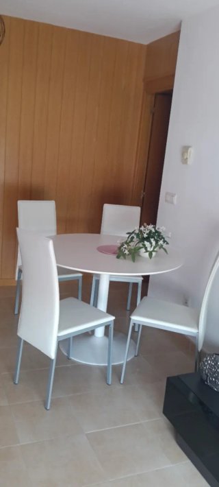 Mesa redonda blanca con 4 sillas